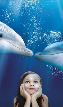 Bambina sognante con delfini in un mare blu.