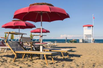 May in Rimini in a 3-star hotel by the sea: weekend or week formula
